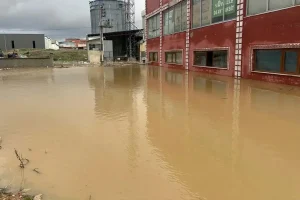 Uşak’ta sel felaketi: 35 iş yerini su bastı