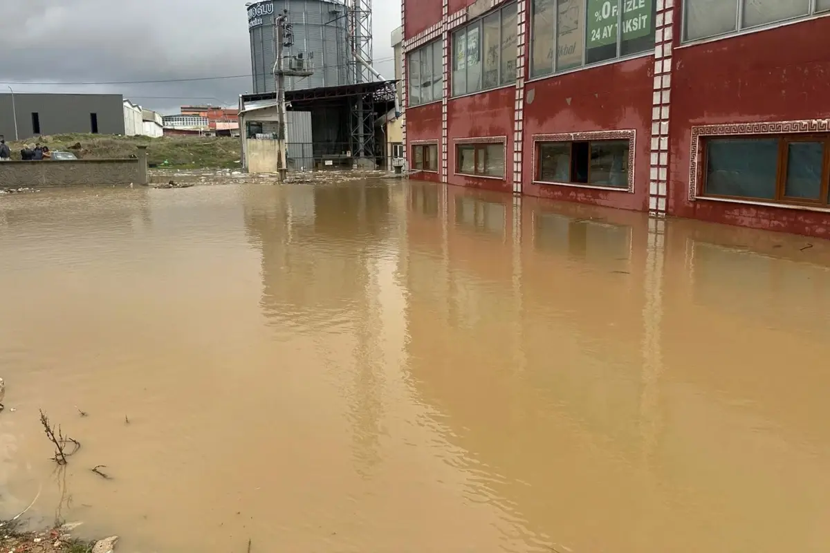 Uşak’ta sel felaketi: 35 iş yerini su bastı
