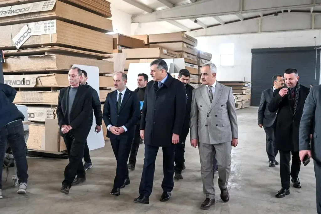 Vali Çiftçi Oltu’daki Mobilya Tesisini Ziyaret Etti