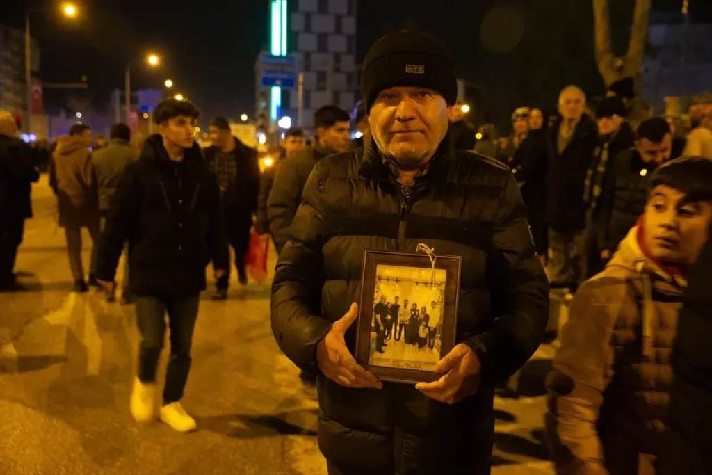 Yerlikaya, Depremin Yıl Dönümünde Sessiz Yürüyüşe Katıldı