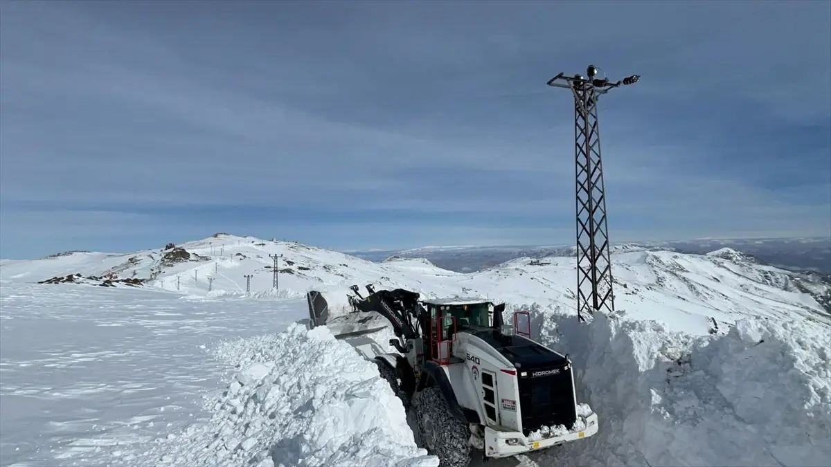 Yüksekova’da Üs Yolları Karla Açıldı
