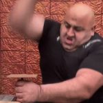 Yumruklarıyla demir çakan Azerbaycanlı