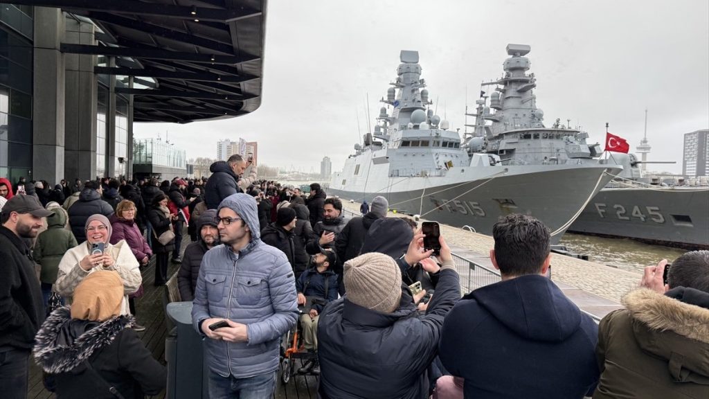 Avrupa’daki Türklerden Rotterdam’da TCG Anadolu’ya yoğun ilgi