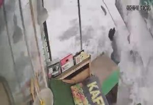 Çatıdan düşen kar kütlesinden saniyeler ile kurtuldu