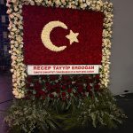 Cumhurbaşkanı Erdoğan’dan Bahçeli’ye Türk bayrağı motifli tebrik çiçeği