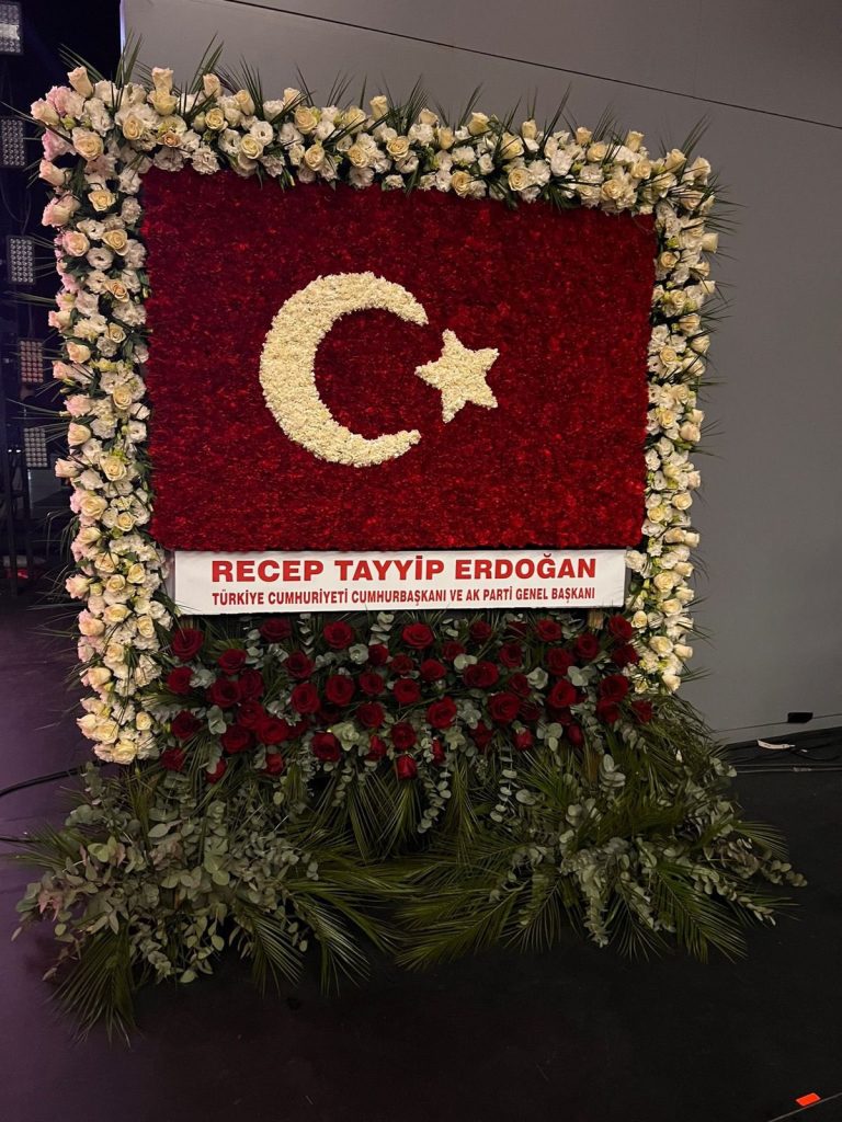 Cumhurbaşkanı Erdoğan’dan Bahçeli’ye Türk bayrağı motifli tebrik çiçeği