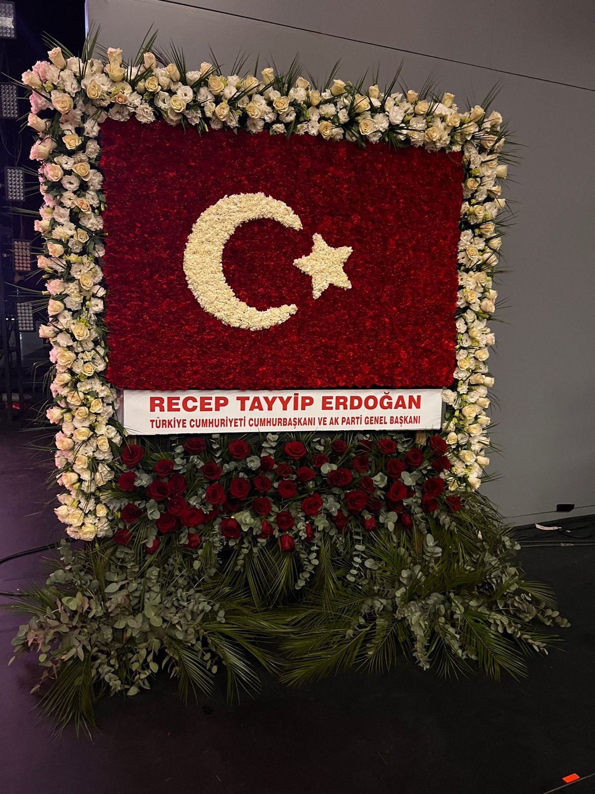 Cumhurbaşkanı Erdoğan’dan Bahçeli’ye Türk bayrağı motifli tebrik çiçeği