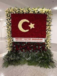 Cumhurbaşkanı Erdoğan’dan MHP’nin 57. kuruluş yıl dönümü için Türk bayraklı kutlama çiçeği