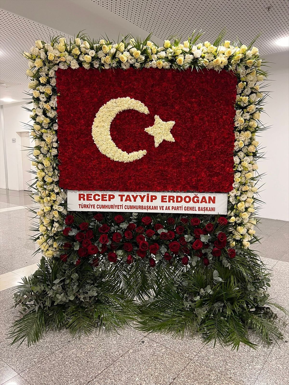 Cumhurbaşkanı Erdoğan’dan MHP’nin 57. kuruluş yıl dönümü için Türk bayraklı kutlama çiçeği