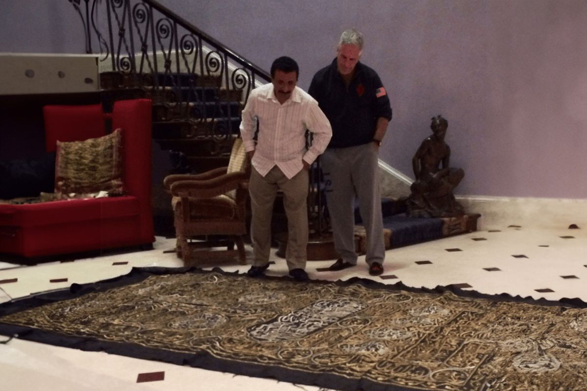 Kâbe örtüsüne ait parçaların, Epstein’ın evinde halı olarak kullanıldığı ortaya çıktı