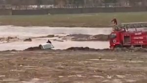 Silopi’de Araçta Mahsur Kalanlar Kurtarıldı