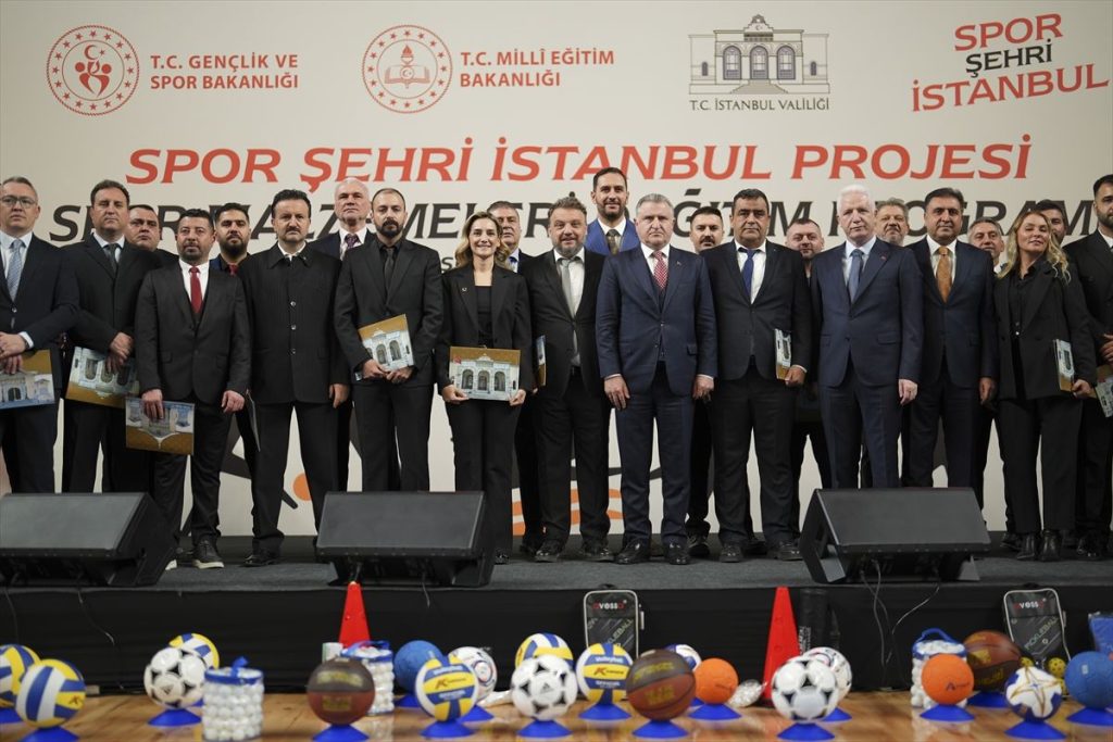 Spor Şehri İstanbul Projesi kapsamında spor malzemeleri dağıtıldı