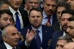 Adalet Bakanı Gürlek Meclis’ten AK Partili vekillerin çemberinde ayrıldı