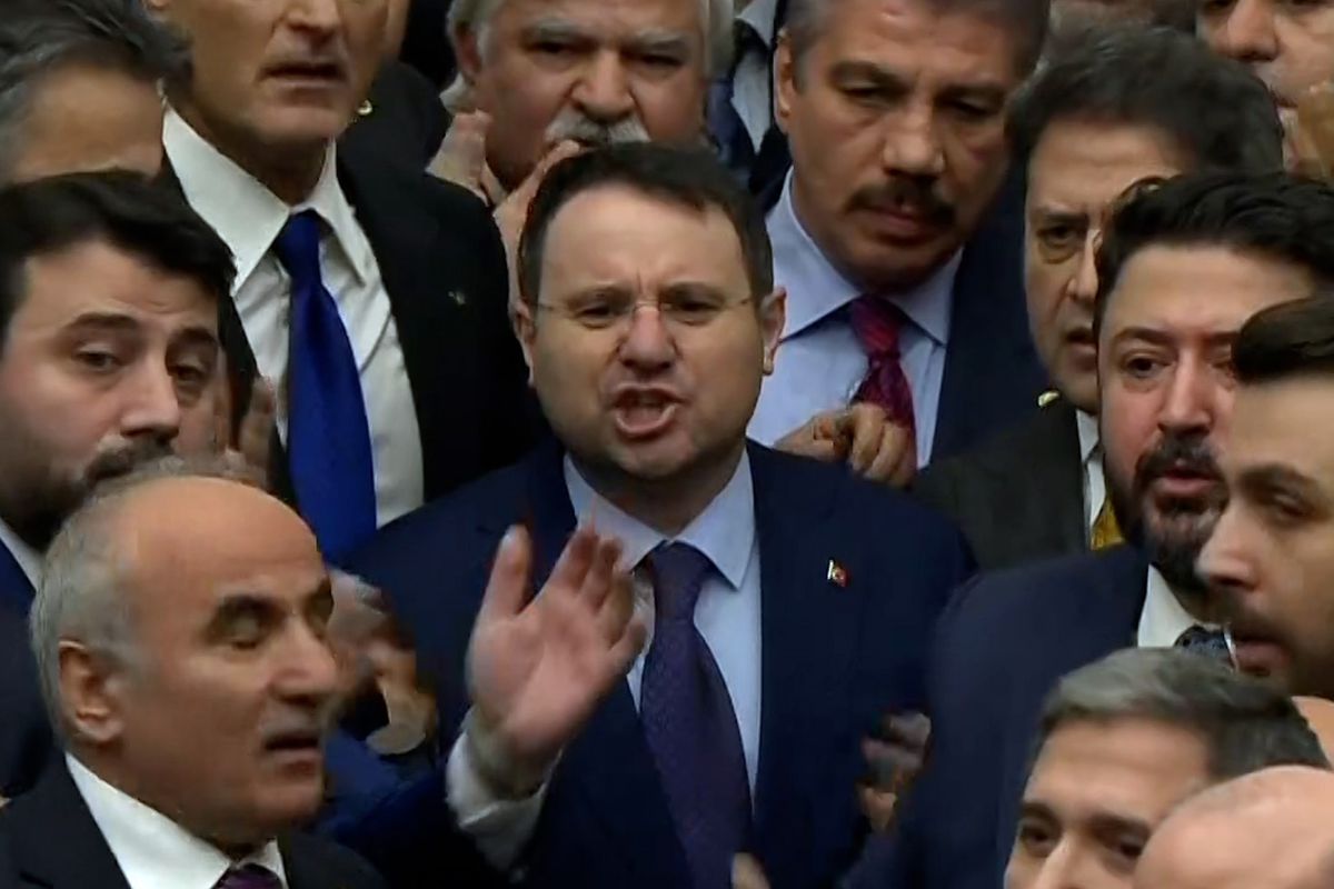 Adalet Bakanı Gürlek Meclis’ten AK Partili vekillerin çemberinde ayrıldı