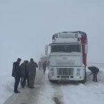 Ağrı’da Yoğun Kar Yolu Kapattı