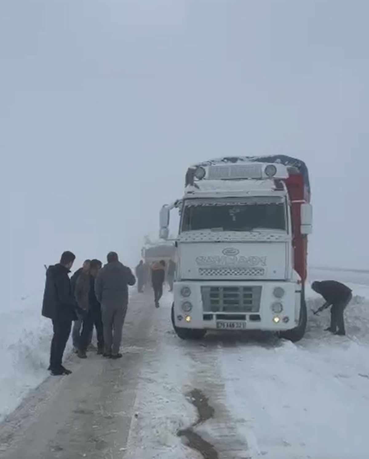 Ağrı’da Yoğun Kar Yolu Kapattı