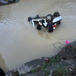 Akçaabat’ta Otomobil Gölüne Devrildi