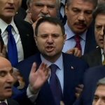 Akın Gürlek, AK Partili vekillerin etten duvar ördüğü kürsüde böyle yemin etti