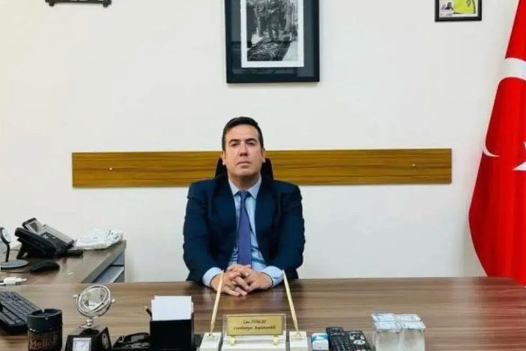 Akın Gürlek’in koltuğuna oturan Can Tuncay’ın makam odasında dikkat çeken detay