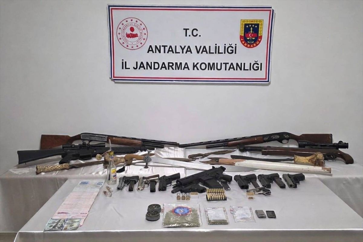 Antalya’da Uyuşturucu ve Silah Operasyonu