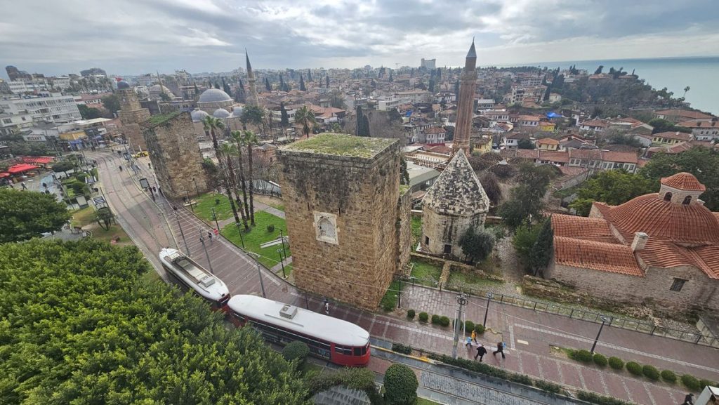 Antalya’daki Tarihi Burçlar Çökme Riskiyle Karşı Karşıya