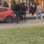 Aralarına aldıkları kişiyi tekme tokat dövdüler: O anlar kamerada