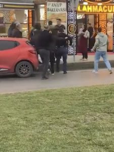 Aralarına aldıkları kişiyi tekme tokat dövdüler: O anlar kamerada