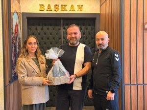 Badminton Şampiyonları Başkan Özcan’ı Ziyaret Etti