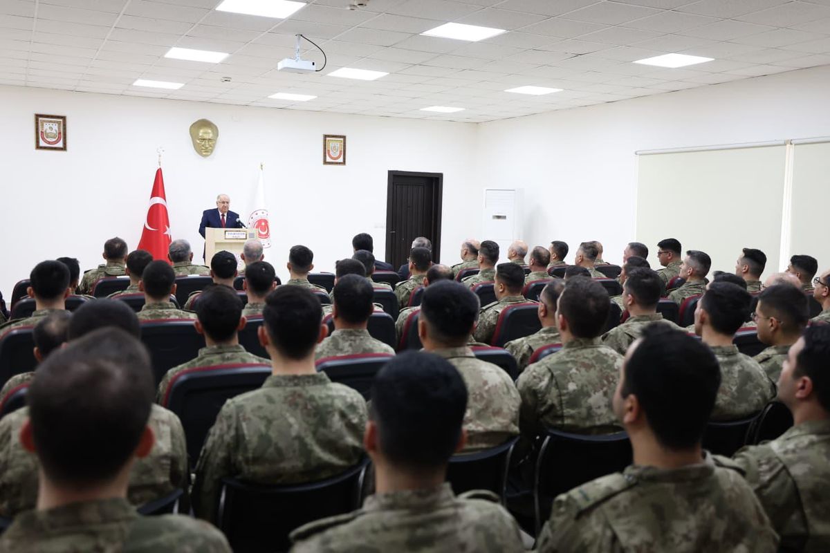 Bakan Güler, Mehmetçiklerle Buluştu