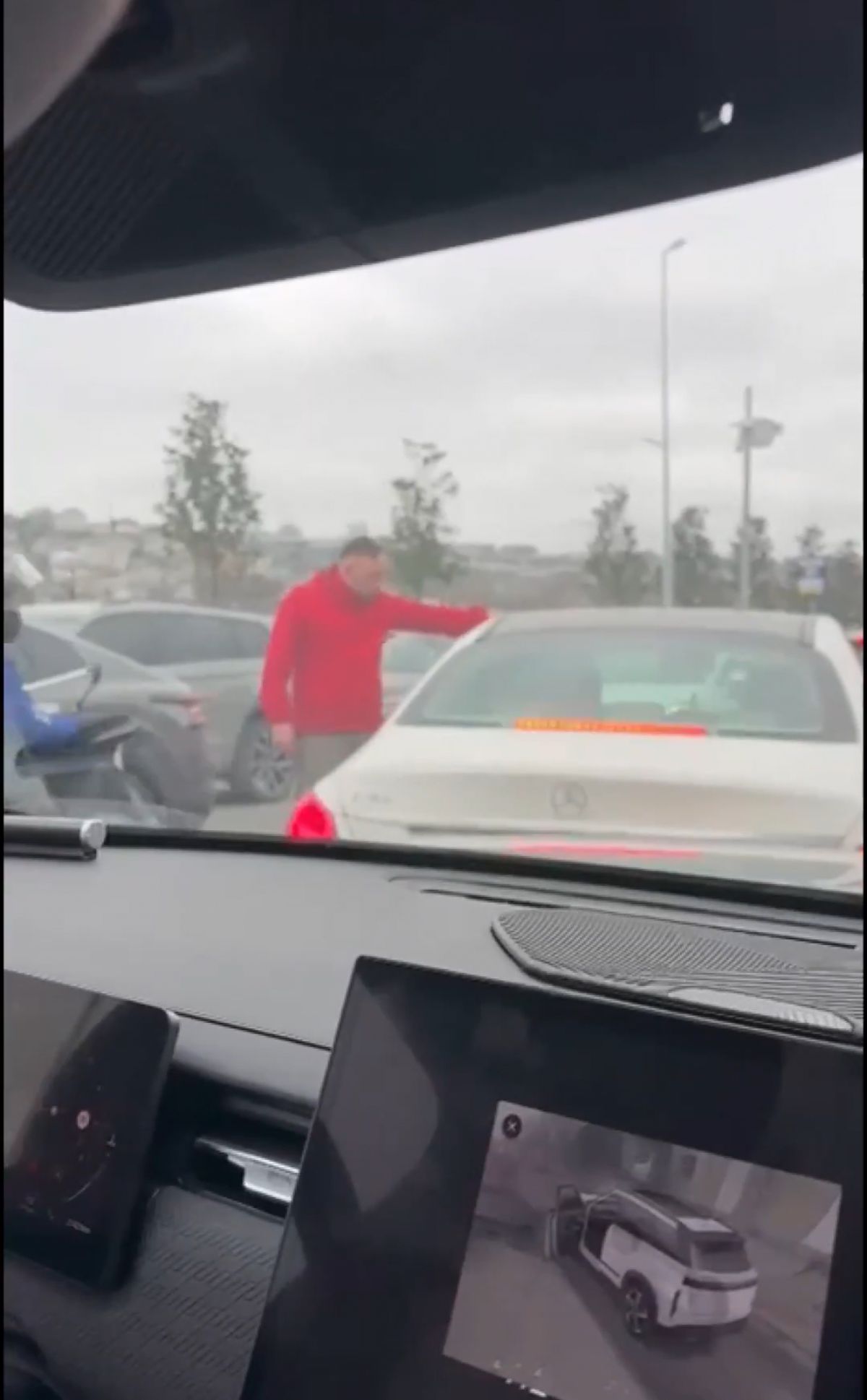 Bebek’te Trafiği Kesip Dans Eden Kadın Gözaltına Alındı