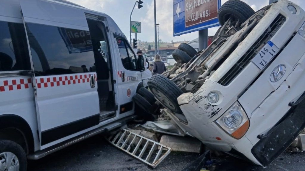 Bilecik’te minibüs ile kamyonet çarpıştı: 9 yaralı