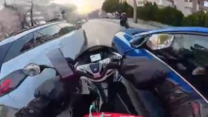 Bursa’da iki otomobilin arasına giren kurye ölümden döndü