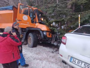 Bursa’da Tuzlama Aracı Kaza Yaptı