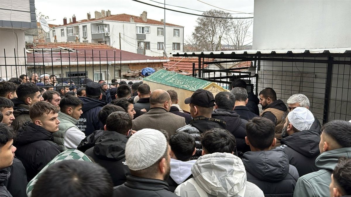 Cenazeye Cezaevindeki Baba Katıldı