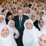 Cumhurbaşkanı Erdoğan, Zeynep Güneş ve beraberindeki kadınlar ile fotoğraf çektirdi