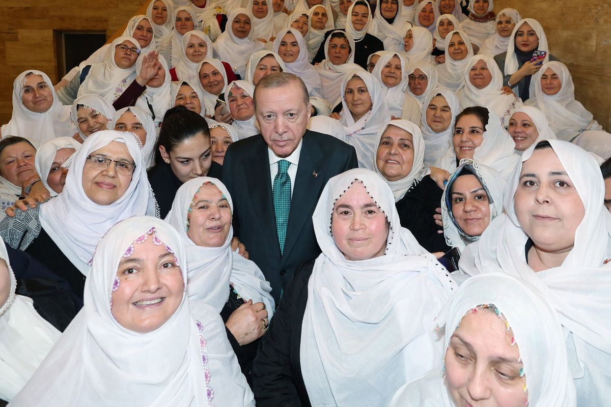 Cumhurbaşkanı Erdoğan, Zeynep Güneş ve beraberindeki kadınlar ile fotoğraf çektirdi
