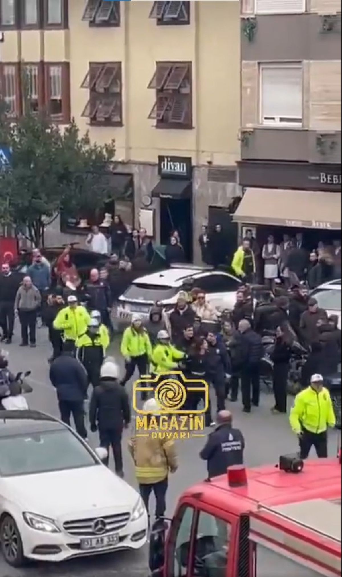 Direksiyonda dans etti, gözaltına alınırken ortalığı karıştırdı