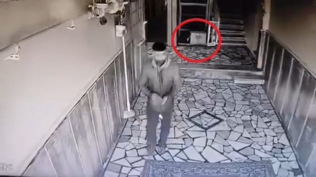 Diyarbakır’da testere çalmak isteyen hırsız kamerayı görünce vazgeçti