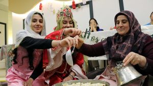 Elazığ’da üniversiteli kızlar, yurtta yöresel lezzetleri öğreniyor