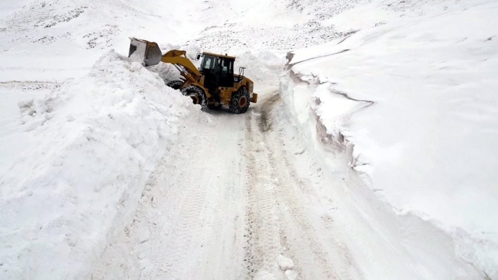 Erzurum’da kardan kapanan yolları açmak için çalışmalar sürüyor
