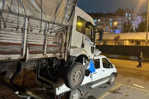 Esenyurt’ta Kamyon Yokuşta Kaydı