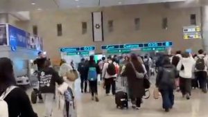 İran’ın misilleme saldırılarına sürerken İsrailliler havaalanlarına akın etti