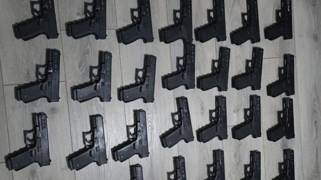 İstanbul’da gözaltına alınan şahsın evinden 50 adet tabanca çıktı