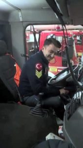 İtfaiyeci, Yangın Zannettiği Anonsla Doğum Günü Pastasıyla Karşılaştı.