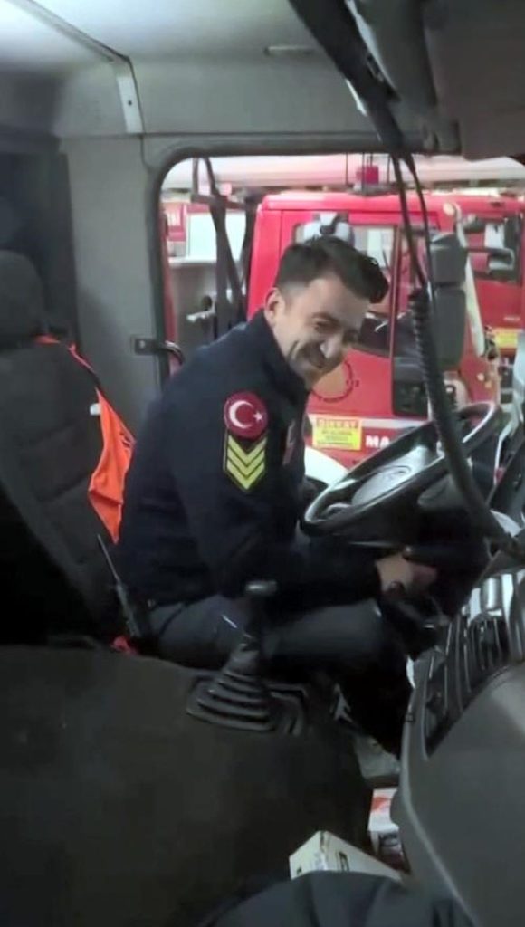 İtfaiyeci, Yangın Zannettiği Anonsla Doğum Günü Pastasıyla Karşılaştı.