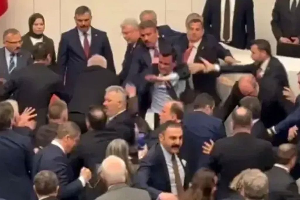 İzmir Meclisinde Akın Gürlek Tartışması