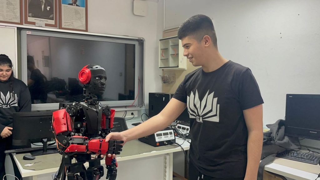 İzmir’de Yapay Zeka Destekli Robot ‘Altan’