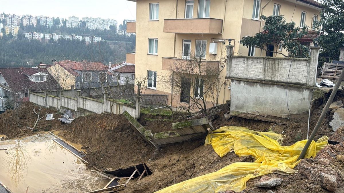 İzmit’te Toprak Kayması: Bina Duvarı Çöktü