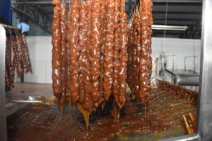 Kadınlar Köme İçin Ceviz Diziyor