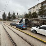 Kamyonun Demirleri Otomobile Saplandı